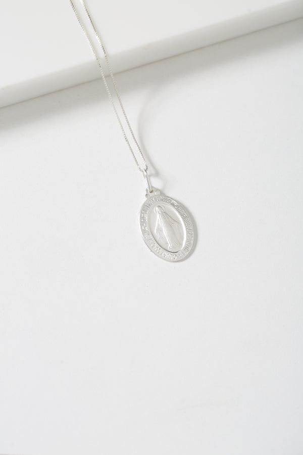 Colar Veneziana em Prata 925 com Pingente Medalha Nossa Senhora das Graças Oval – Kayro Joias