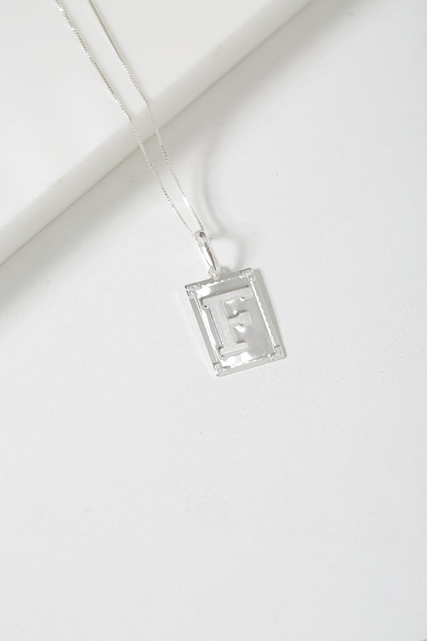 Colar Veneziana em Prata 925 com Pingente Letra F – Kayro Joias