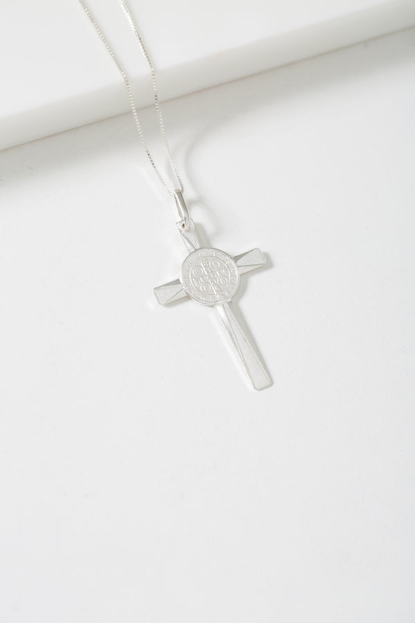 Colar Veneziana em Prata 925 com Pingente Cruz de São Bento – Kayro Joias